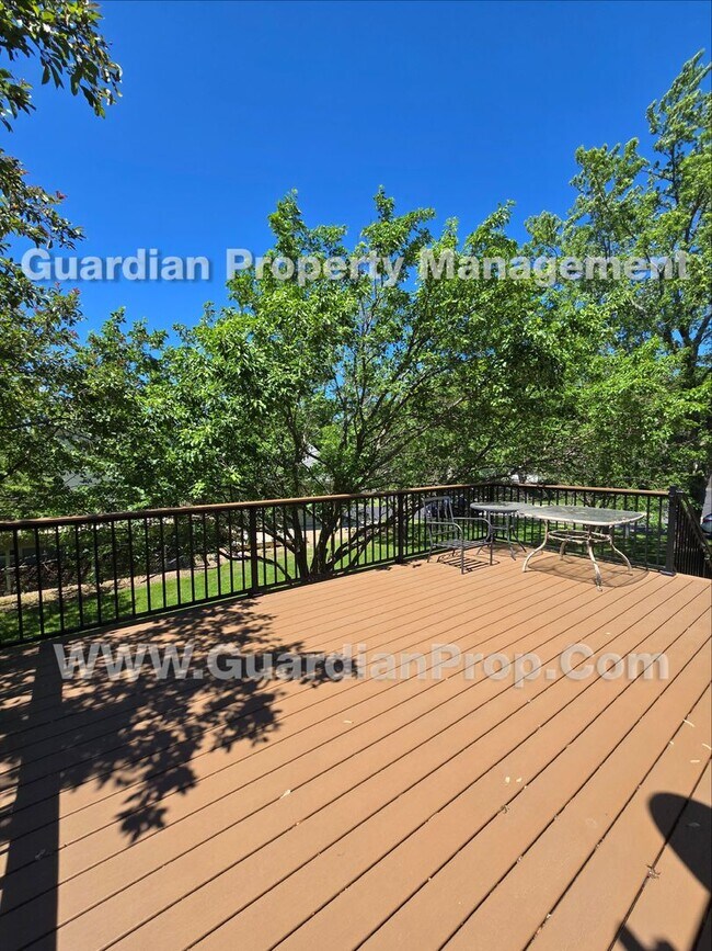 Foto del edificio - Chanhassen updated Townhome, Park view, 2 Car Garage, Large deck + Walkout Patio, available Aug