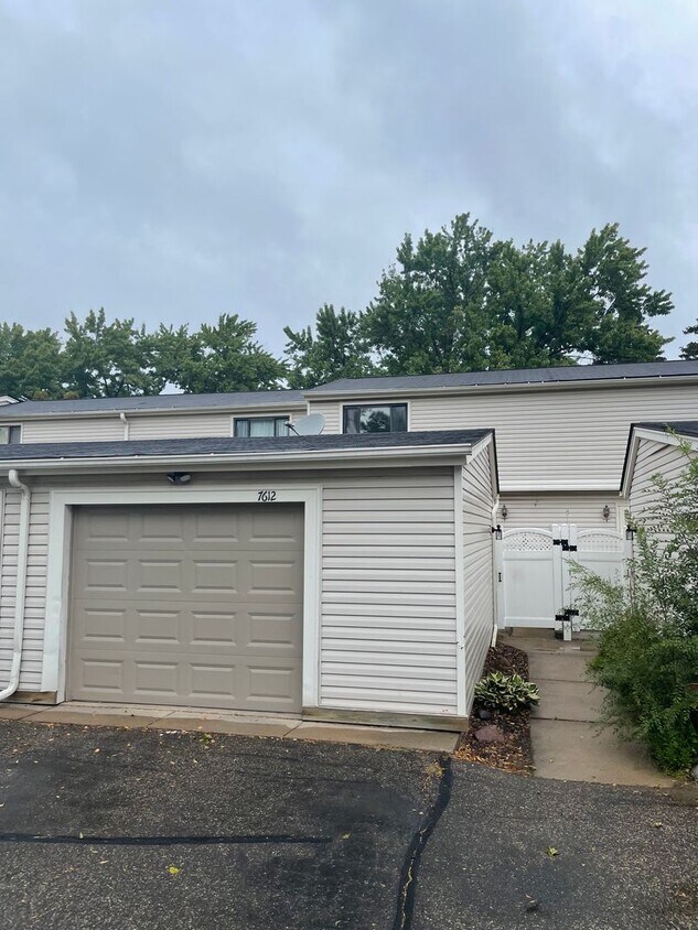 Foto principal - Spacious 3 BR / 2 BA Townhouse w/ Walkout ...