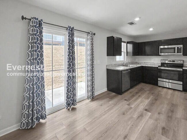 Foto del edificio - 3 Bed, 2.5 Bath Townhome with Fenced Yard / Pet-Friendly / Available Now