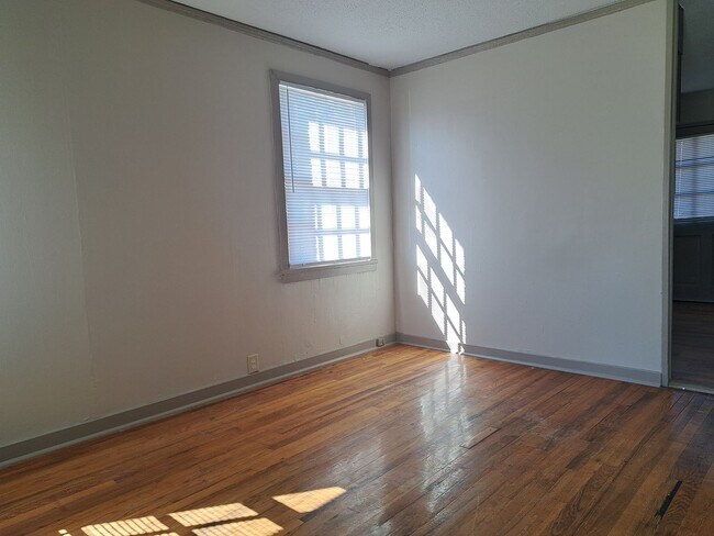 Building Photo - 2 Bed / 1 Bath Apartment for Rent - We have your next HOME ready!