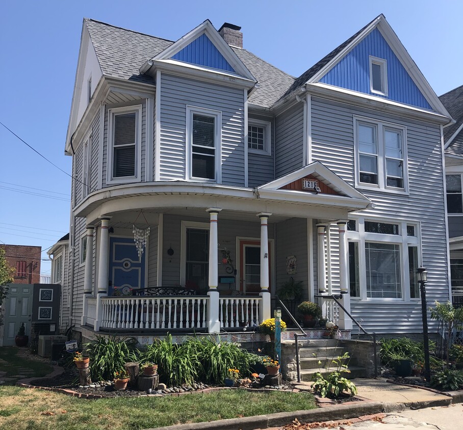 Upper apartment - 1216 Central Ave