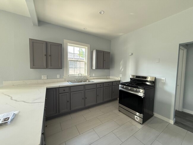 Building Photo - 396 N 17th St