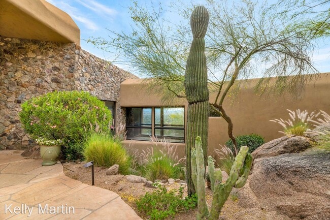 Building Photo - 3 br, 4.5 bath House - 5810 E Cholla Lane