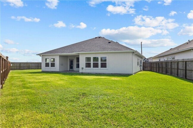 Building Photo - Spacious 4 or 5 Bedroom Home for Rent | Desirable Southside Location