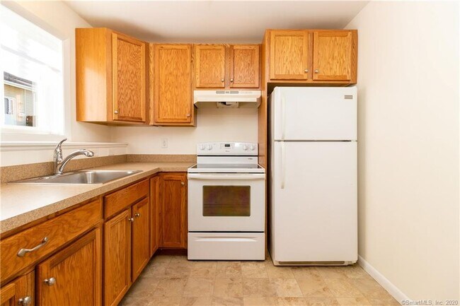 Foto del edificio - 466 Candlewood Lake Rd S