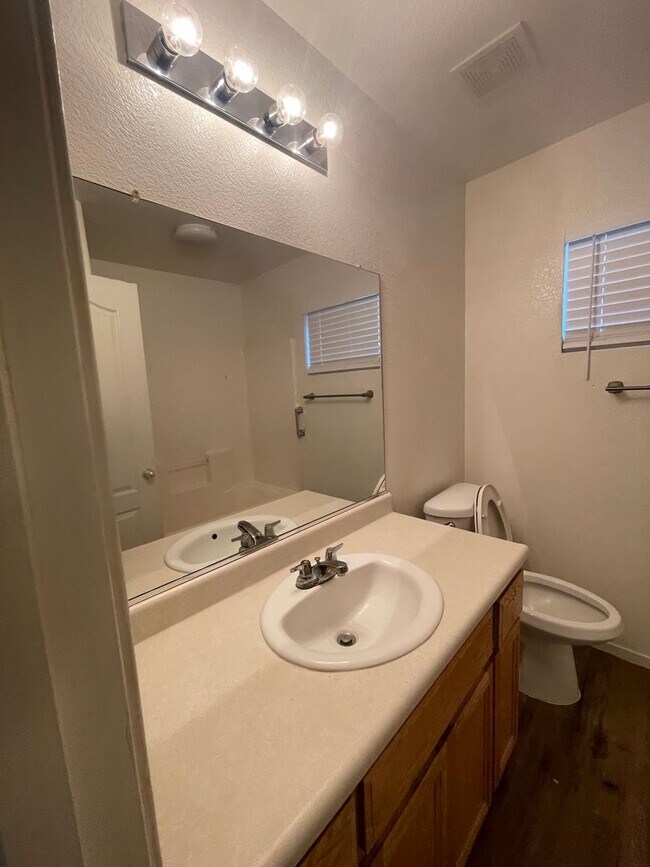 Foto del edificio - Beautiful 3 bedroom and 2 bath home ready for move in.