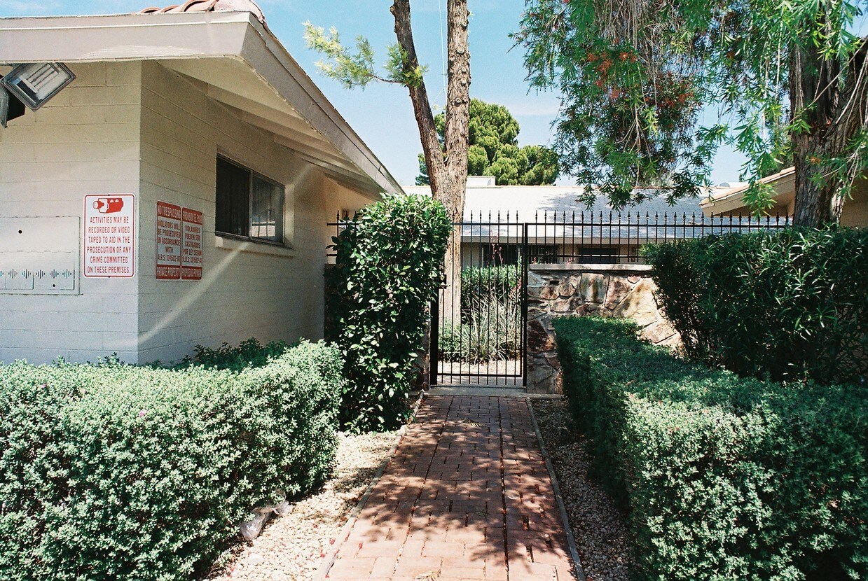 Primary Photo - Oakview Apartments