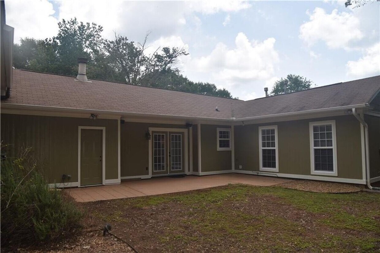 Building Photo - Heart of Auburn! 2 Bedroom Townhouse For Rent
