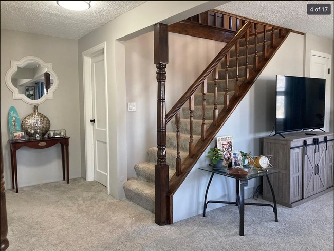 Sala de estar/escaleras al loft - 1225 8th Ave NW