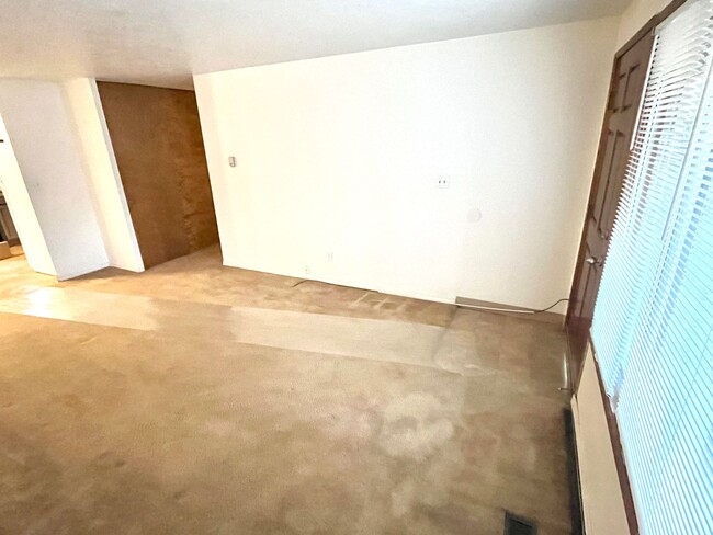 Building Photo - Hazelwood Ranch Home with Huge Yard, Attac...