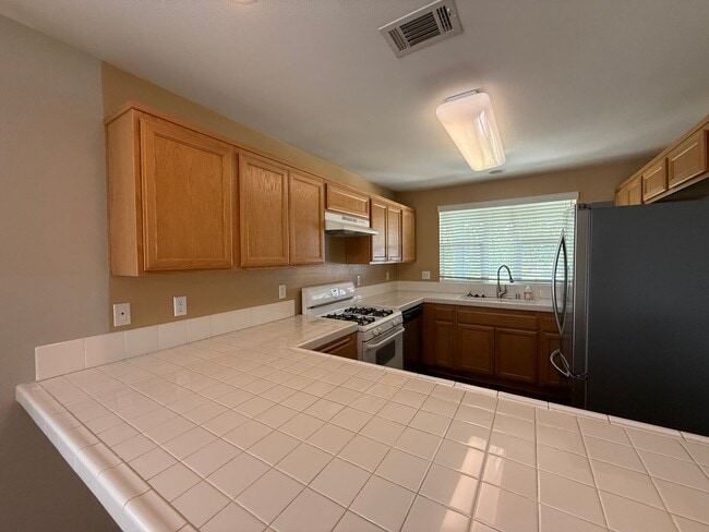 Building Photo - First time rental - quiet Moorpark neighbo...