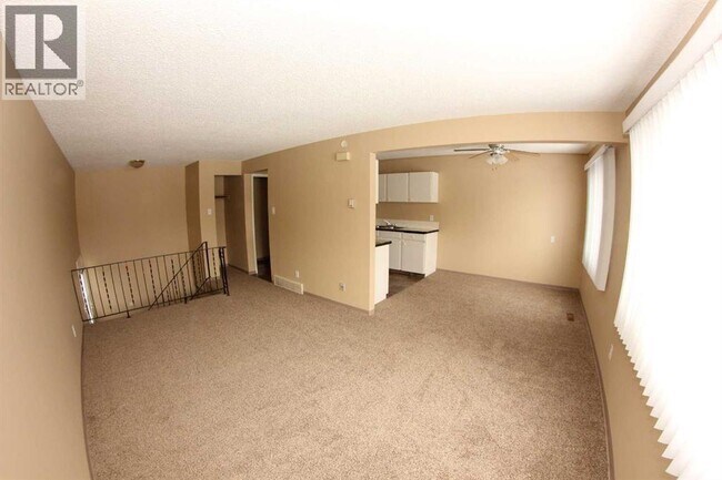 Photo du bâtiment - 1713 St Edward Blvd N