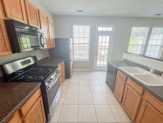 Foto del edificio - Charming 3-Bedroom Townhome in Sugar Hill ...