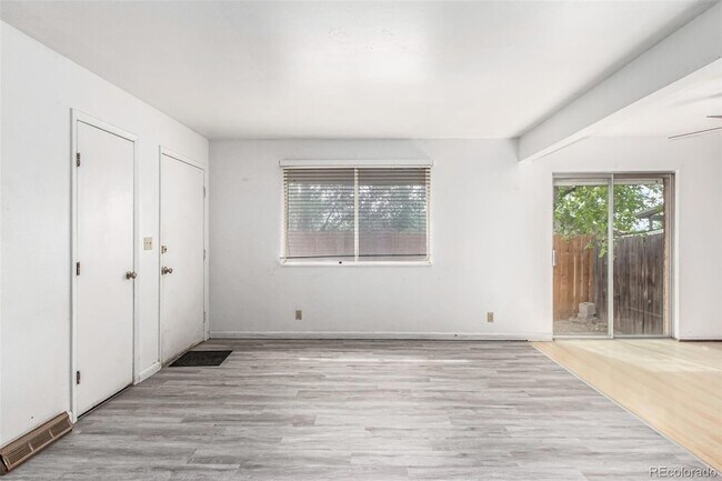 Foto del edificio - 9784 Lane St
