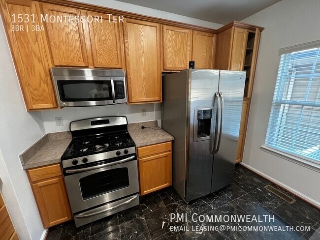 Building Photo - 3 Bed / 3 Bath Townhouse (Available Now)