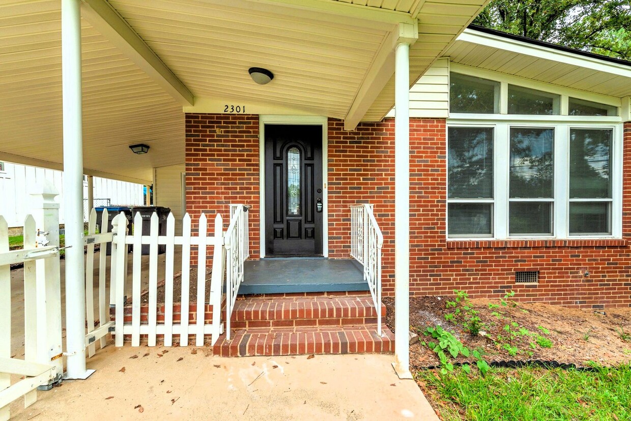 Primary Photo - $1,275 - 3 bed/2 bath house near Medical C...