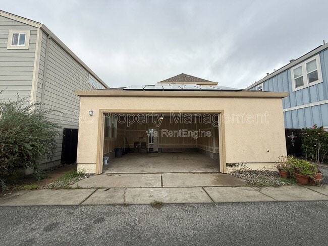 Building Photo - 2527 N Village Dr