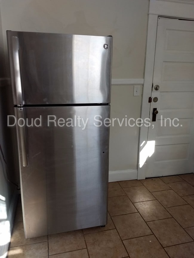 Building Photo - Quiet and Cute 2 Bedroom Apartment