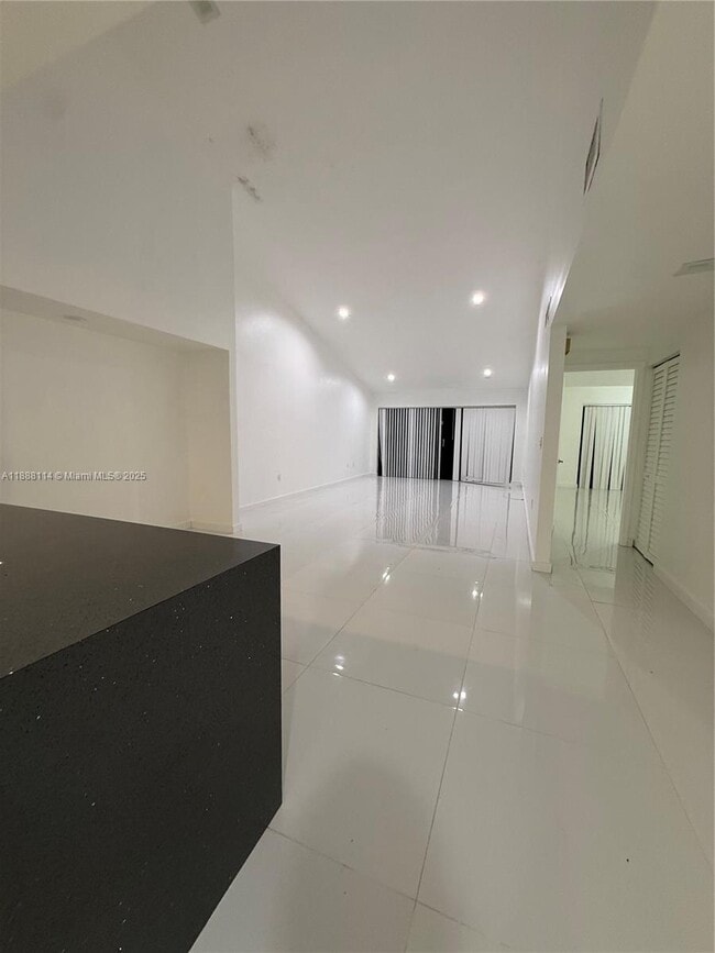 Foto del edificio - 565 NE 199th Terrace