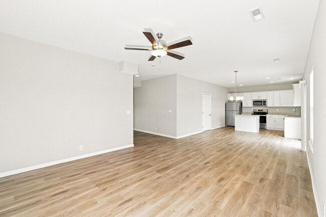 Building Photo - 4 bedroom available in Blue Springs!