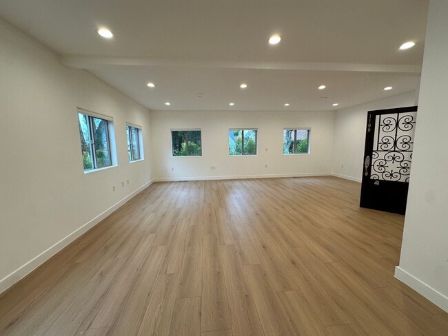 Photo - 1109 La Peer Dr Apartment