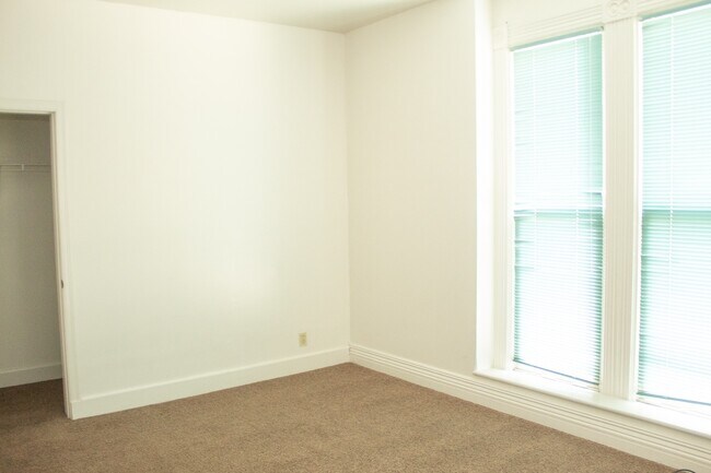 Building Photo - 3 Bedroom, 1 Bath Blocks From Harry's!
