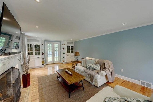 Building Photo - Beautiful Nayatt Colonial