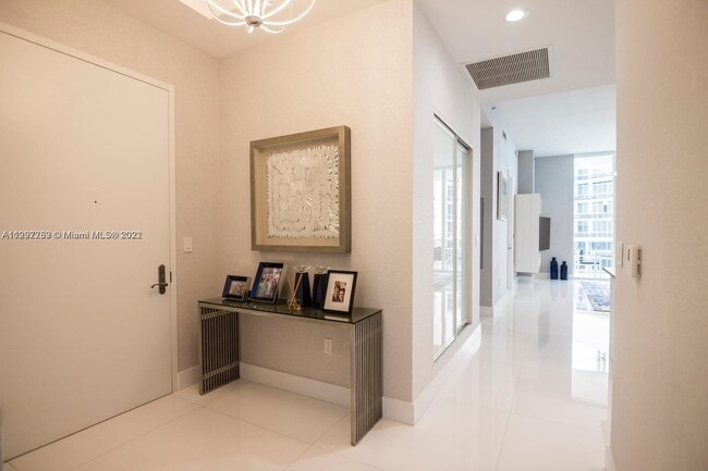 Building Photo - 15901 Collins Ave