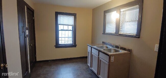 Building Photo - 2 br, 1 bath House - 5062 N 39th St