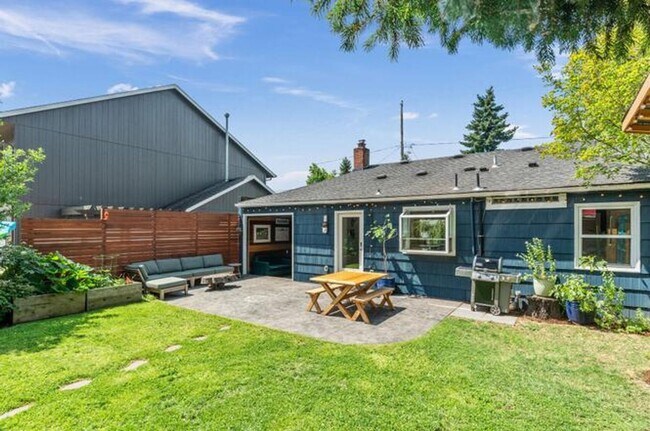Foto del edificio - Charming 1950s Bungalow w/Detached Studio,...