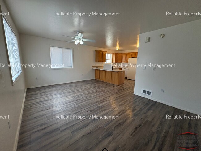 Foto del edificio - 230 W Anderson St