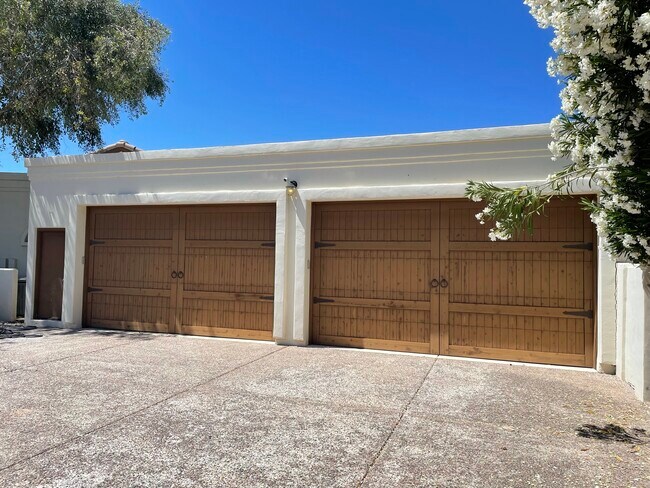 Building Photo - 8303 N 61st Pl
