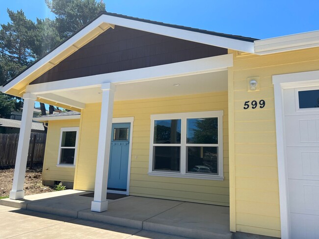 Building Photo - 593-599 Oak Knoll Dr