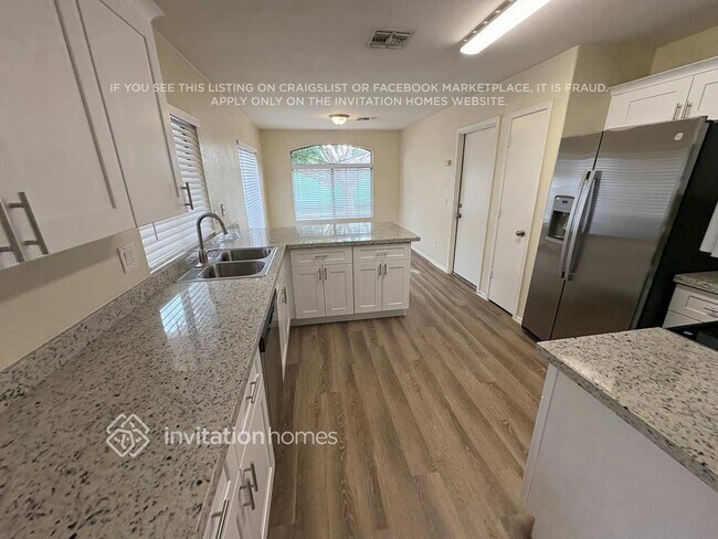 Foto del edificio - 13054 W Via Camille