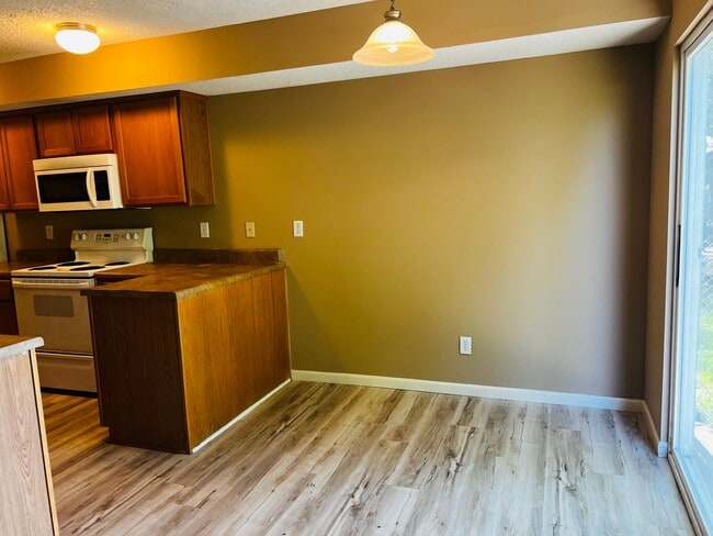 Building Photo - Freshly Updated & Move-In Ready