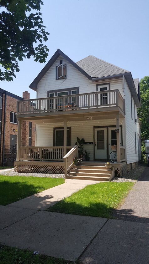 Lower apartment with side deck - 2730 pleasant Ave S