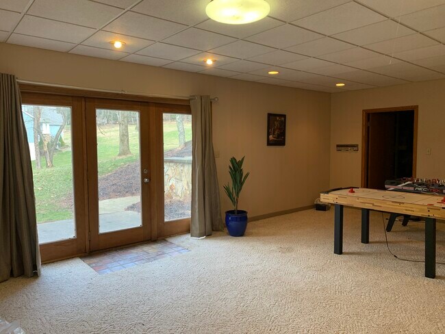 Foto del edificio - 4400 Twin Oaks Dr