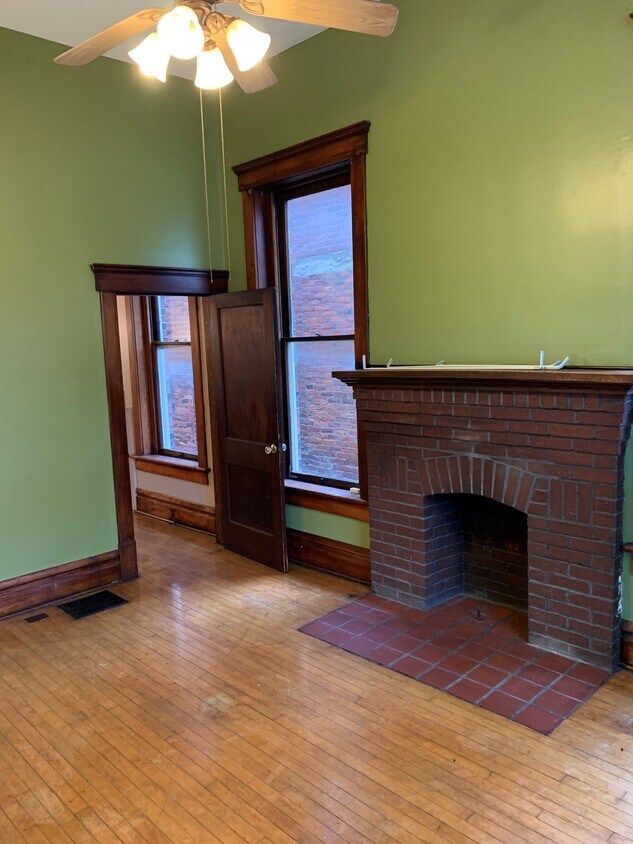 Primary Photo - 827 Oak St
