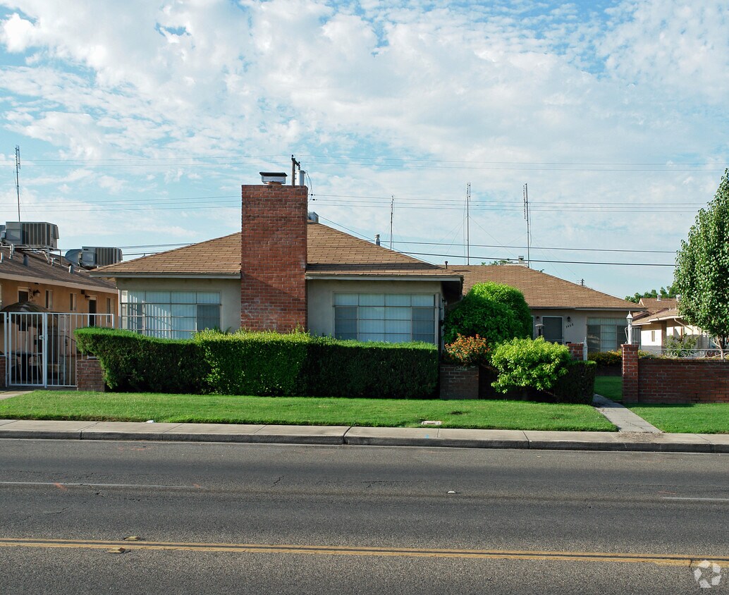 Primary Photo - 3452 E Clinton Ave
