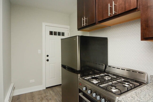 Building Photo - 533 W Belden Ave