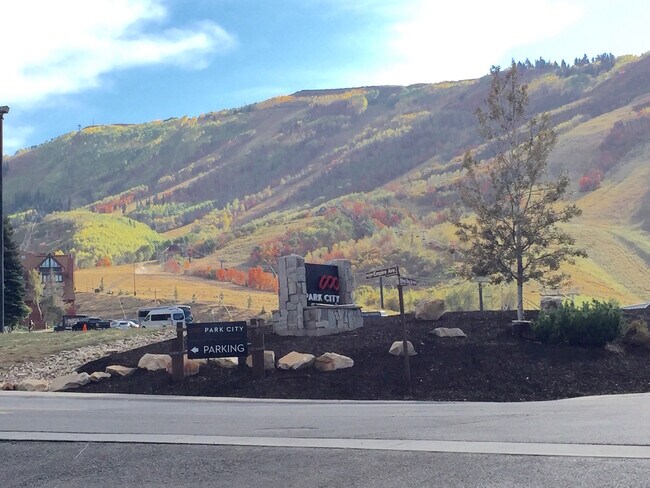 Building Photo - 1530 Empire Ave