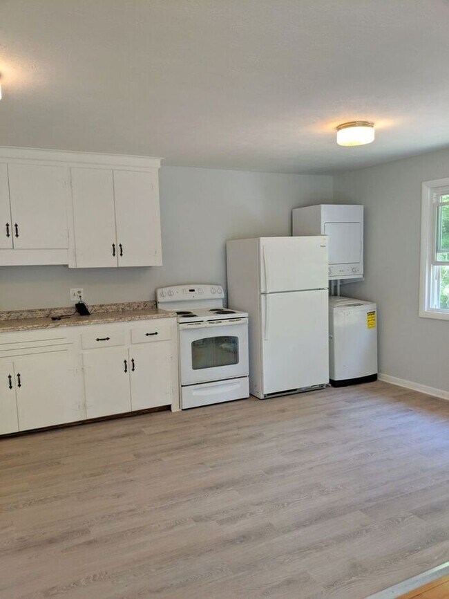 Building Photo - Upper Level Duplex in Candler!