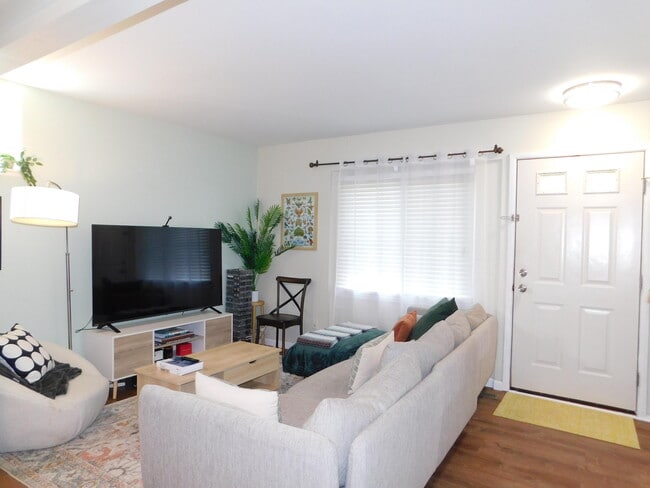 Building Photo - 543 Longshore Dr
