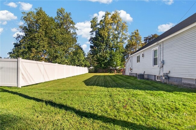 Building Photo - 526 Utica Rd