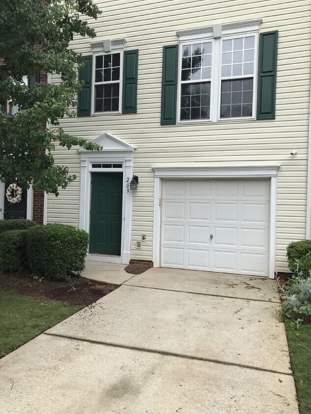 Foto principal - 209 Summerston Pl