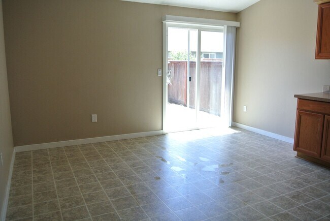 Building Photo - Beautiful 3 Bedroom 2 Bath Home in NE Albany