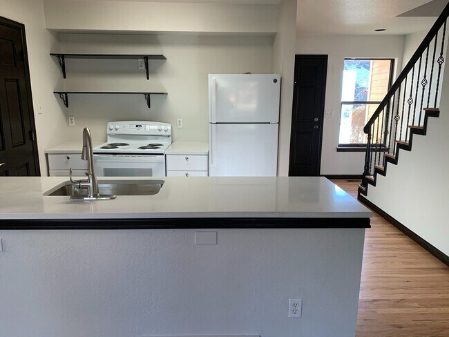 Foto del edificio - Beautiful Remodeled Townhome for Rent