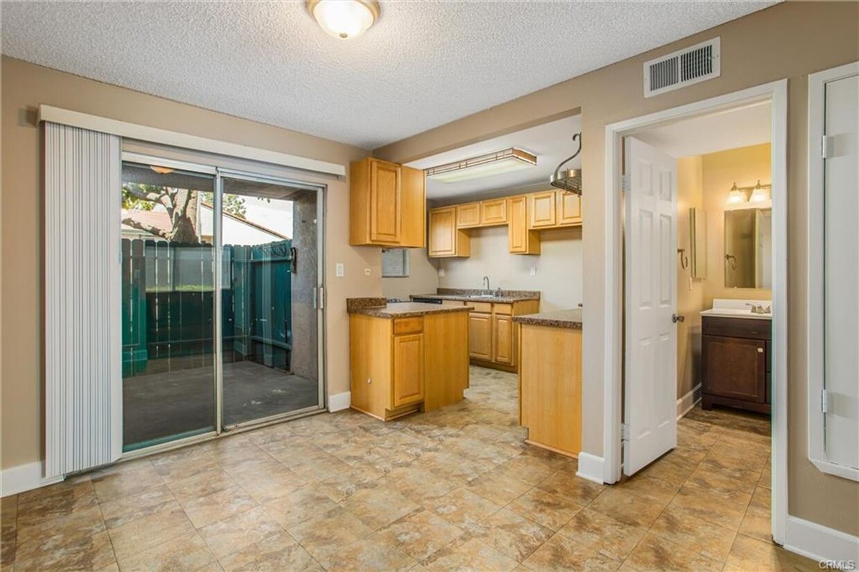 Foto principal - Updated 2 Bedroom 1.5 Bathroom condo in a ...