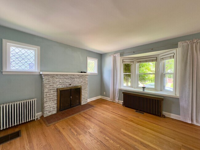 Foto del edificio - Charming Parkville Townhome with Modern Am...