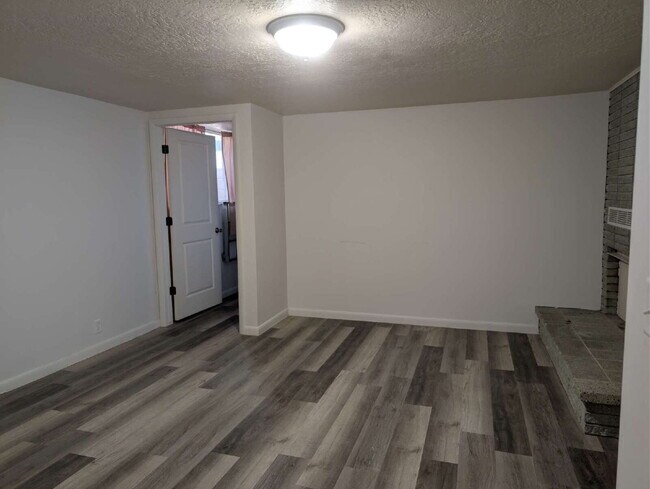 Foto del edificio - $500 OFF FIRST MONTH Rent 3 Bedroom Basement Apartment | All Utilities & Internet Included | Near...